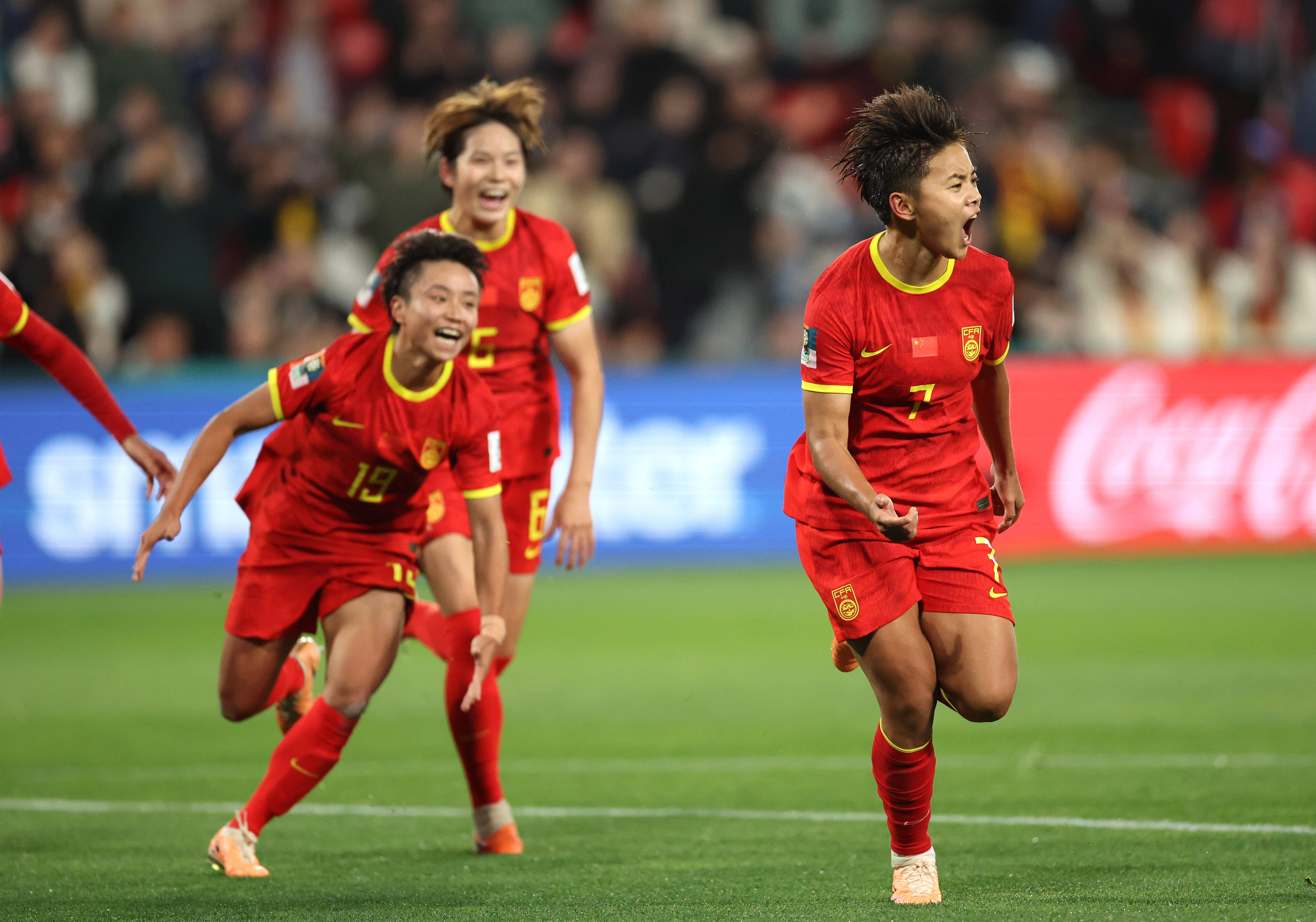 关于中国女足运动员在比赛中全力以赴，取得胜利的信息