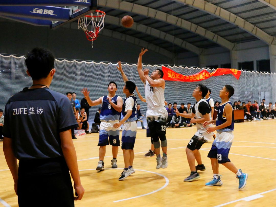 海南男篮奋勇拼搏，最终逆转战胜对手