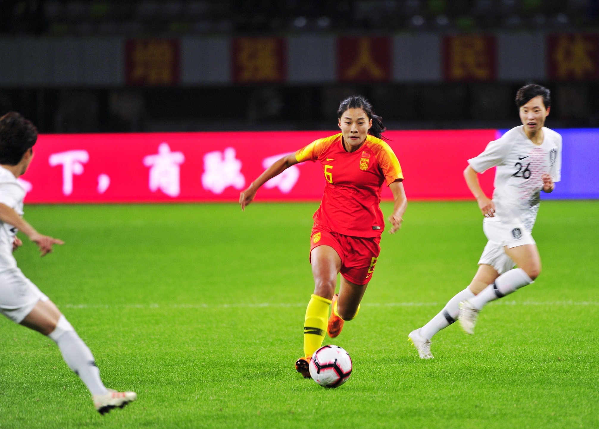 中国女足选手在海外比赛中击败对手，获得胜利