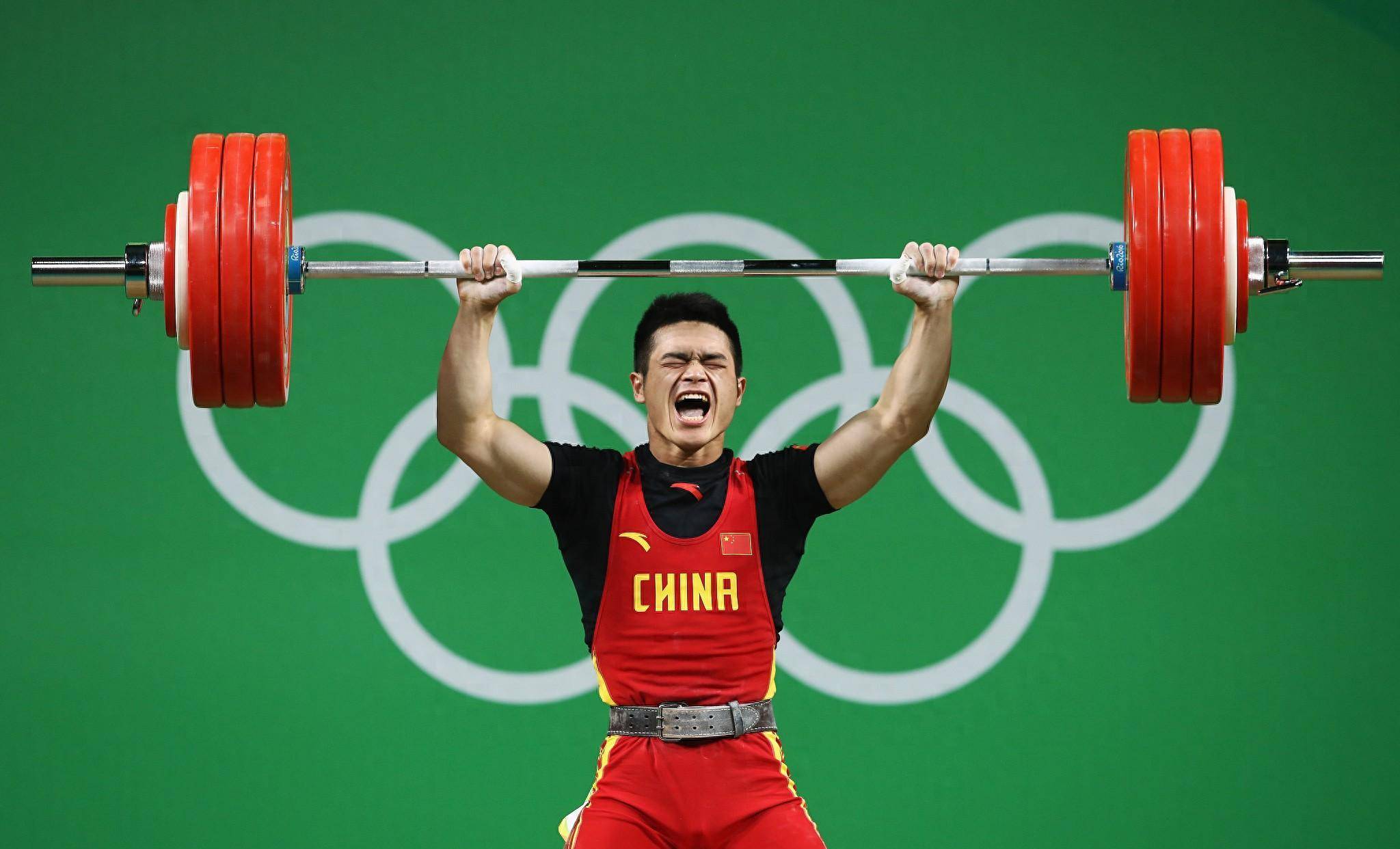 德国举重运动员创造新纪录，登顶领奖台！