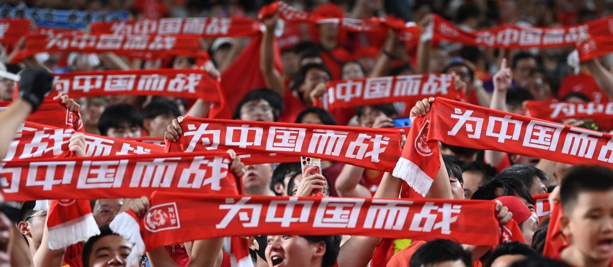 双方球队展现出色实力，争夺胜利