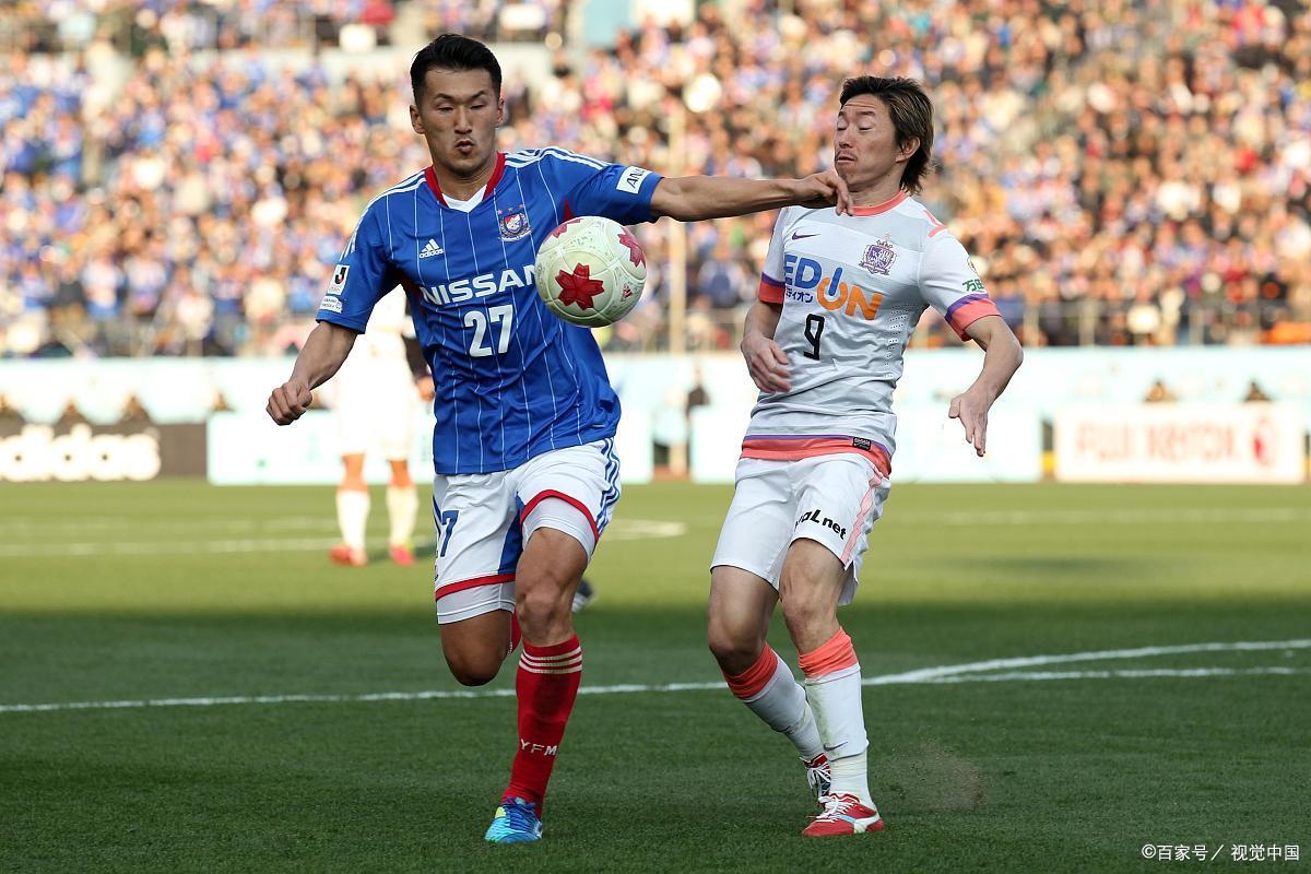 双方球队展现出色实力，争夺胜利