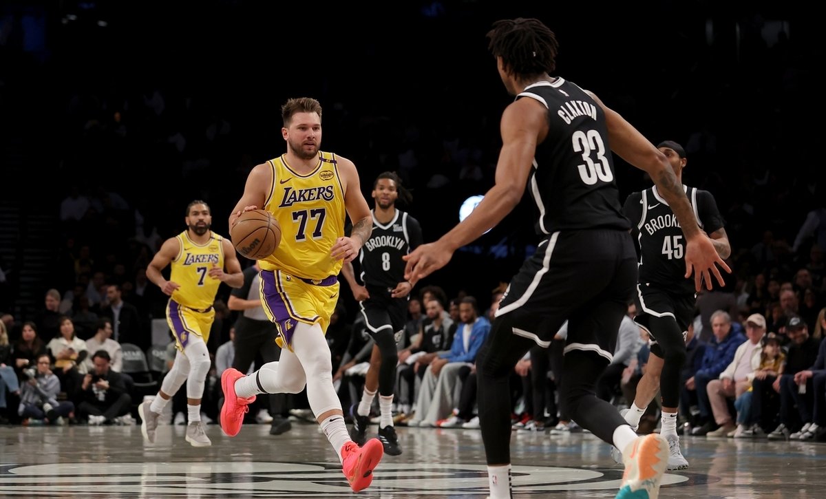 篮网击败尼克斯，继续不败走势