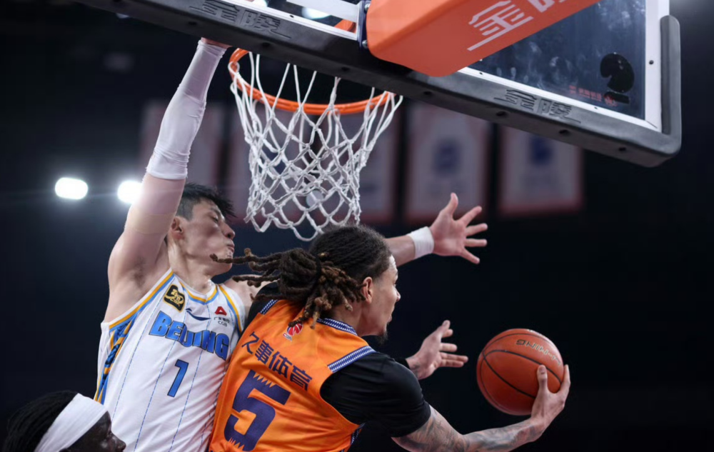 上海队逆转青岛队,王哲林状态火热 上海队逆转青岛队,王哲林状态火热