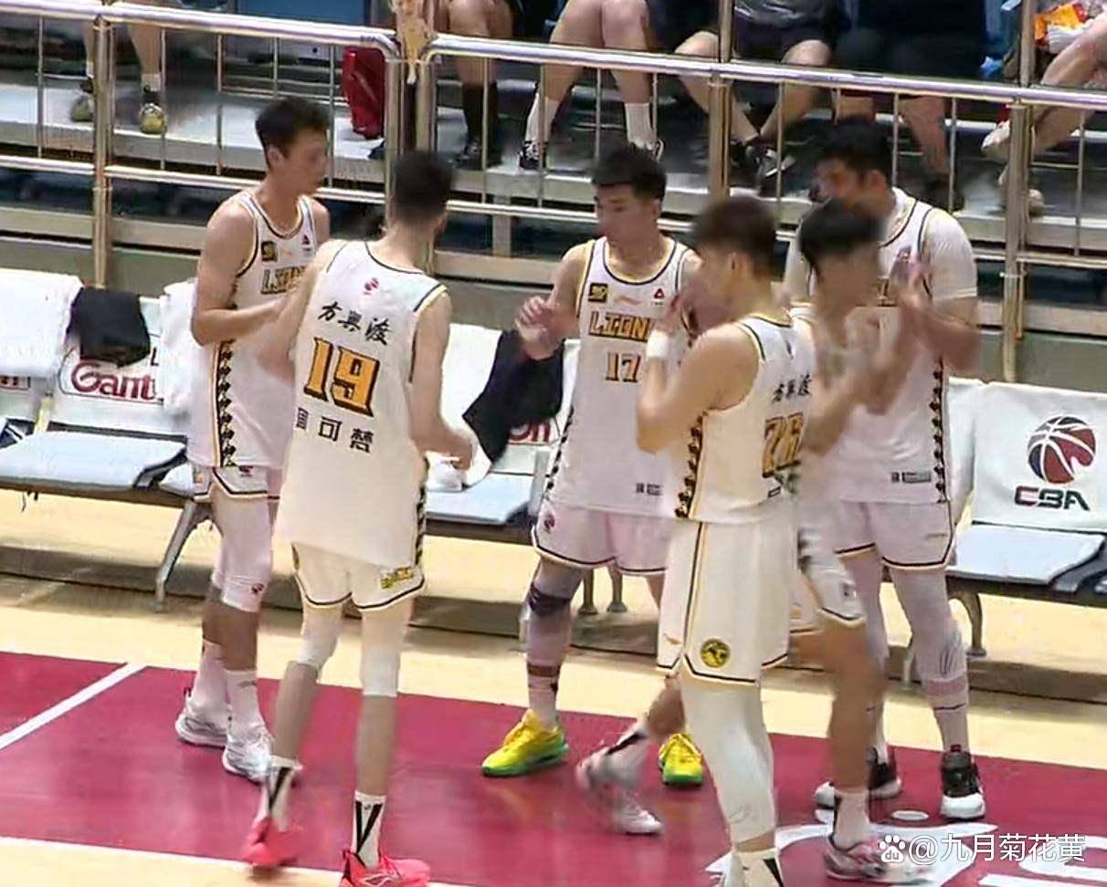 上海队逆转爵士，张镇麟扛起全队