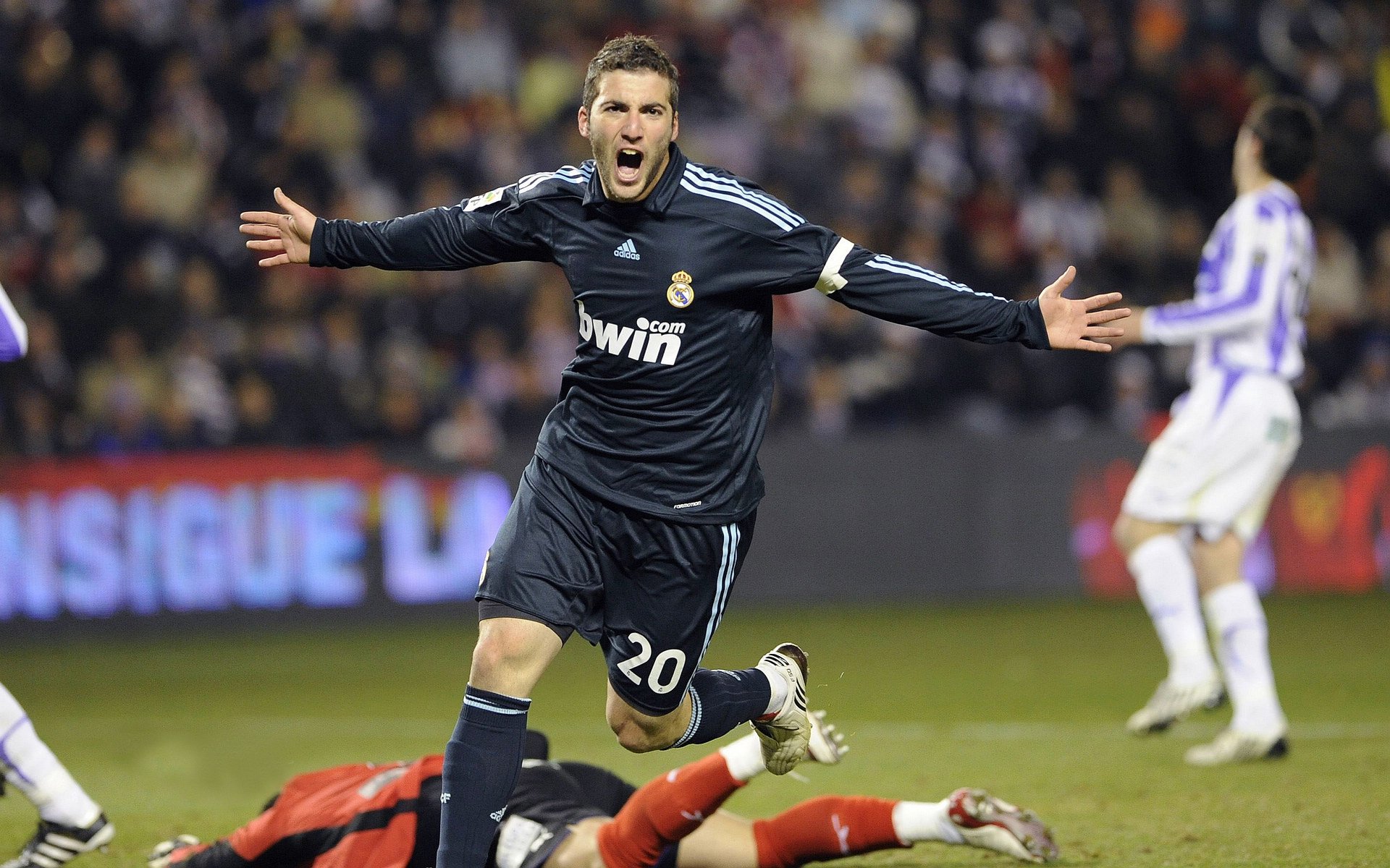 2026世界杯之夜，英格拉姆于长夜破晓时连续命中关键节点