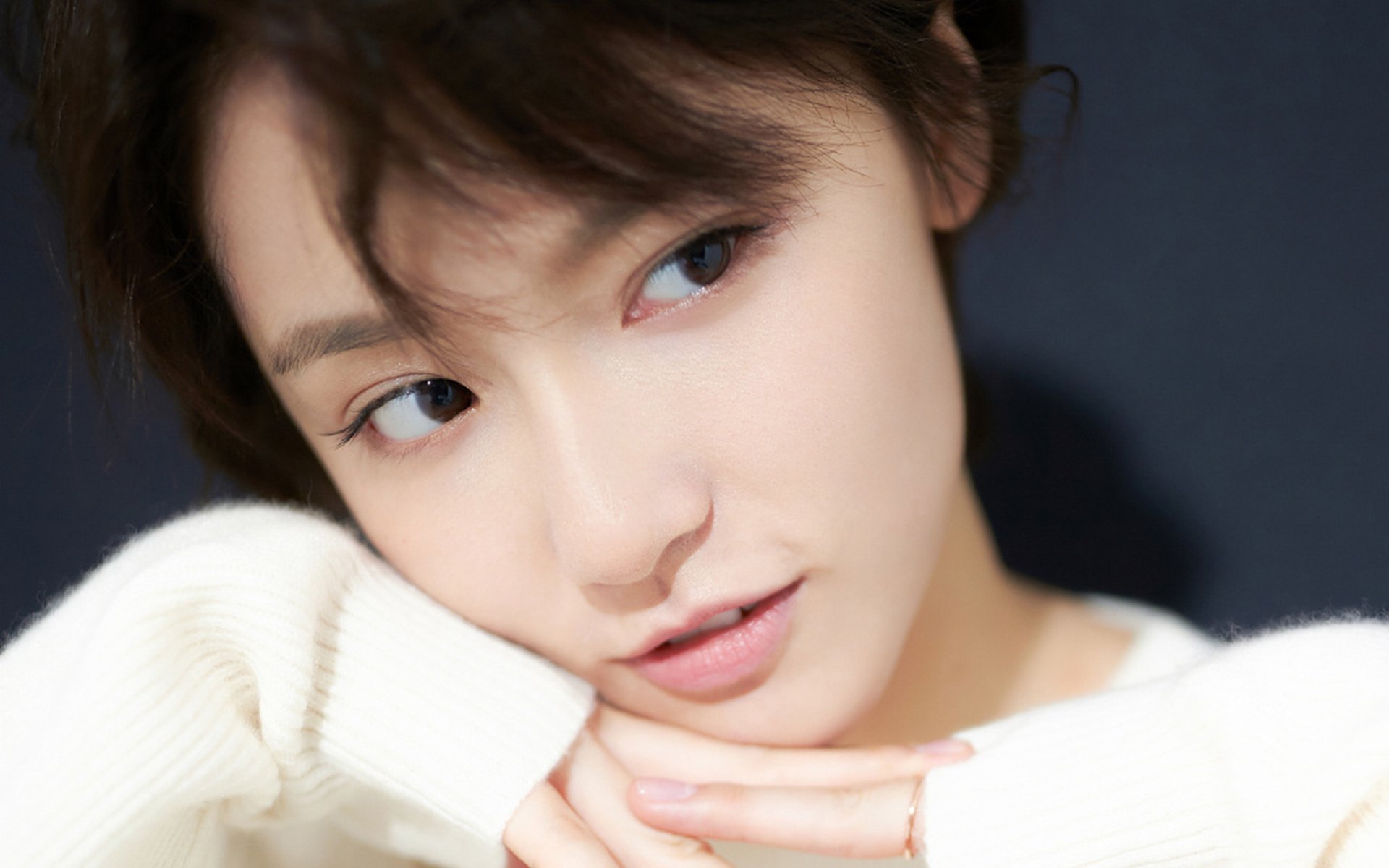 赛场两重天,当德布劳内评分封神时,塞内加尔少年正奔向雷恩